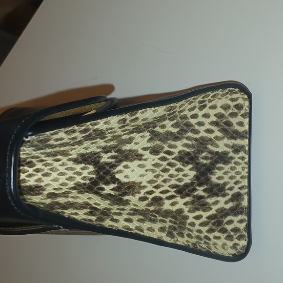 Coach Pepper - Picture 6 of 16